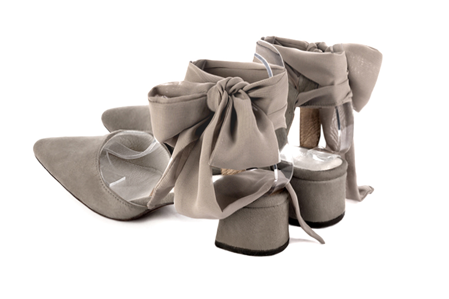 Chaussures habillées, élégantes et raffinées, ouvertes à l'arrière avec un foulard autour de la cheville, coloris beige mastic. Bout effilé. Mi-haut. Talon évasé. Cérémonie, soirée, cocktail, évènementiel. Personnalisation : Choix des cuirs, 
                des couleurs et des talons. Petites et grandes pointures. - Florence KOOIJMAN